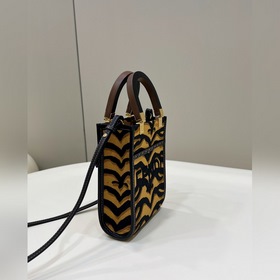 3D-дизайн с рельефным узором и надписью FENDI ROMA. Двойная ручка