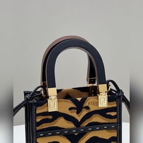 3D-дизайн с рельефным узором и надписью FENDI ROMA. Двойная ручка
