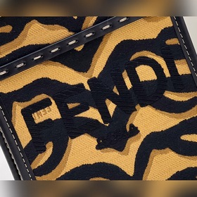 3D-дизайн с рельефным узором и надписью FENDI ROMA. Двойная ручка