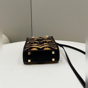 3D-дизайн с рельефным узором и надписью FENDI ROMA. Двойная ручка