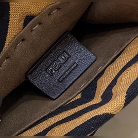 3D-дизайн с рельефным узором и надписью FENDI ROMA. Двойная ручка