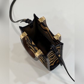3D-дизайн с рельефным узором и надписью FENDI ROMA. Двойная ручка