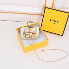 Сумка Fendi Baguette версии Nano с откидной крышкой и магнитной з