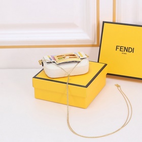 Сумка Fendi Baguette версии Nano с откидной крышкой и магнитной з
