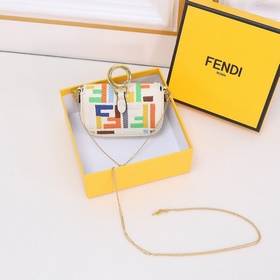 Сумка Fendi Baguette версии Nano с откидной крышкой и магнитной з