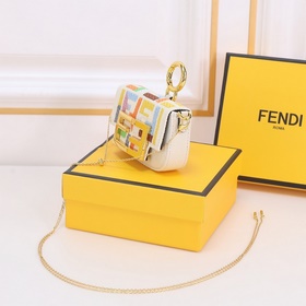 Сумка Fendi Baguette версии Nano с откидной крышкой и магнитной з