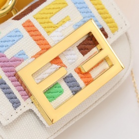Сумка Fendi Baguette версии Nano с откидной крышкой и магнитной з