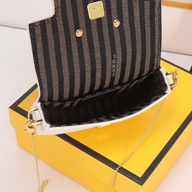 Сумка Fendi Baguette версии Nano с откидной крышкой и магнитной з