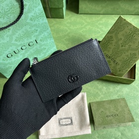 Кожаный карман для карт из серии GG Marmont. Gucci продолжает обн