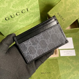 Этот лаконичный изящный кошелек из черной ткани GG Supreme с кожа