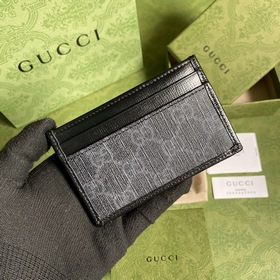 Этот лаконичный и удлиненный кошелек из черной ткани GG Supreme с