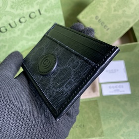 Этот лаконичный и удлиненный кошелек из черной ткани GG Supreme с