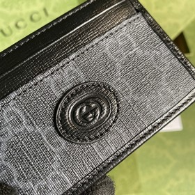 Этот лаконичный и удлиненный кошелек из черной ткани GG Supreme с