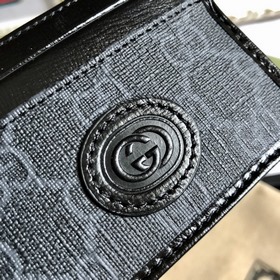 Этот лаконичный изящный кошелек из черной ткани GG Supreme с кожа