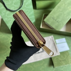 Этот лаконичный изящный кошелек из коричневой ткани GG Supreme ук