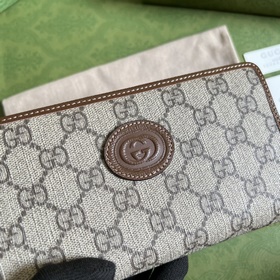 Этот лаконичный изящный кошелек из коричневой ткани GG Supreme ук