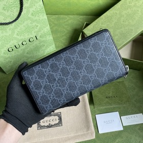 Этот лаконичный изящный кошелек из черной ткани GG Supreme украше