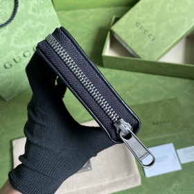 Этот лаконичный изящный кошелек из черной ткани GG Supreme украше