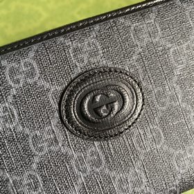 Этот лаконичный изящный кошелек из черной ткани GG Supreme украше