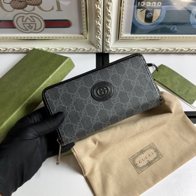 Этот лаконичный изящный кошелек из черной ткани GG Supreme с кожа