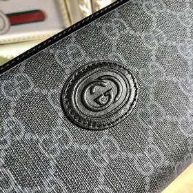 Этот лаконичный изящный кошелек из черной ткани GG Supreme с кожа
