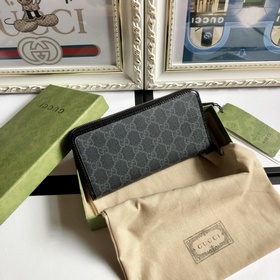 Этот лаконичный изящный кошелек из черной ткани GG Supreme с кожа