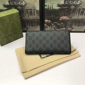 Этот лаконичный и удлиненный кошелек из черной ткани GG Supreme у