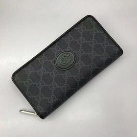 Этот лаконичный и удлиненный кошелек из черной ткани GG Supreme у