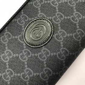 Этот лаконичный и удлиненный кошелек из черной ткани GG Supreme у
