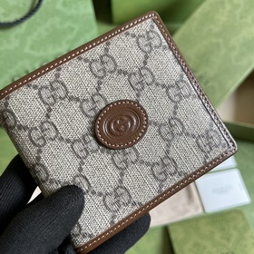 Этот лаконичный изящный кошелек из коричневой ткани GG Supreme ук