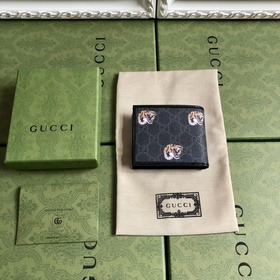 Этот лаконичный изящный кошелек из черной ткани GG Supreme с кожа