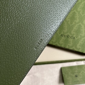 GG Marmont серия сумок-клатчей, Gucci продолжает обновлять цветов