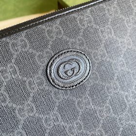 Новая сумка-клатч изготовлена из черного полотна GG Supreme, укра