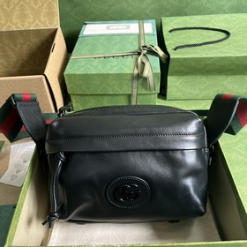 Рюкзак Gucci с двойным логотипом G в одном цвете. В предыдущих ко