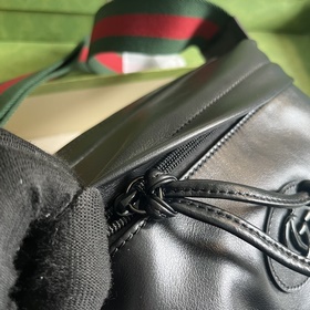 Рюкзак Gucci с двойным логотипом G в одном цвете. В предыдущих ко