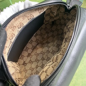 Рюкзак Gucci с двойным логотипом G в одном цвете. В предыдущих ко