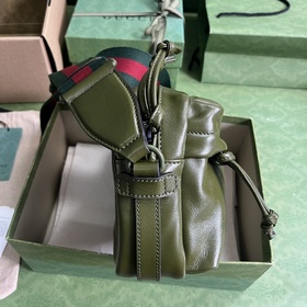 Рюкзак Gucci с двойным логотипом G в одном цвете. В предыдущих ко