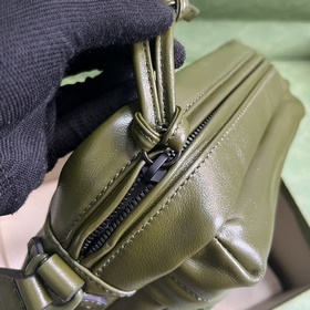 Рюкзак Gucci с двойным логотипом G в одном цвете. В предыдущих ко