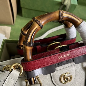 Маленькая сумка через плечо Gucci Diana с бамбуковыми ручками. Яв