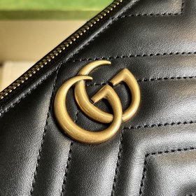 Сумка через плечо из кожи GG Marmont стеганым узором. Благодаря у