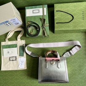 Сумка среднего размера из натуральной кожи с бамбуковыми ручками.