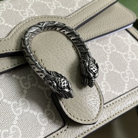 Сумка Dionysus Small. Эта сумка из бежевой и белой ткани GG Supre