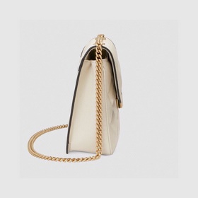 Маленькая сумка через плечо из серии Gucci Deco. Gucci продолжает