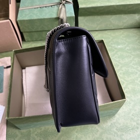 Маленькая сумка через плечо из серии Gucci Deco. Gucci продолжает