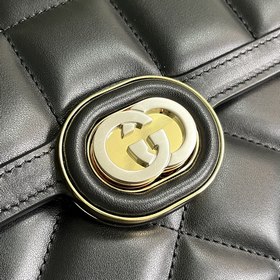Маленькая сумка через плечо из серии Gucci Deco. Gucci продолжает