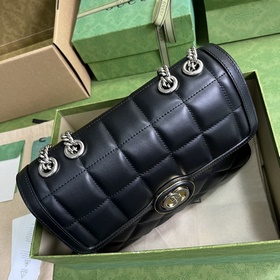 Маленькая сумка через плечо из серии Gucci Deco. Gucci продолжает