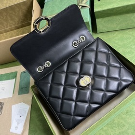 Маленькая сумка через плечо из серии Gucci Deco. Gucci продолжает