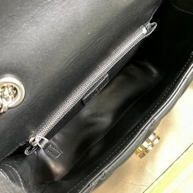 Маленькая сумка через плечо из серии Gucci Deco. Gucci продолжает