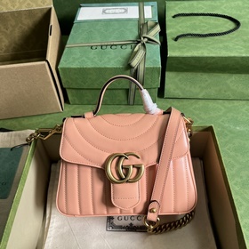 Мини-сумка из серии GG Marmont. Эта мини-сумка из серии GG Marmon