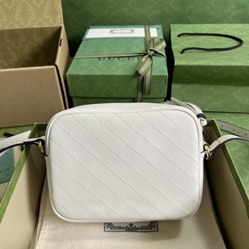 Маленькая сумка через плечо из серии Gucci Blondie, созданная на 